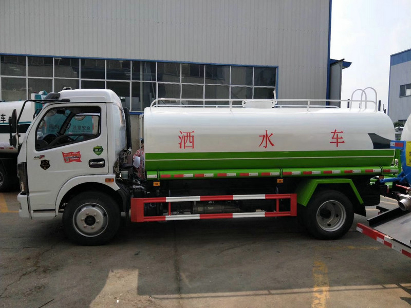 國(guó)六東風(fēng)凱普特D7灑水車(chē)